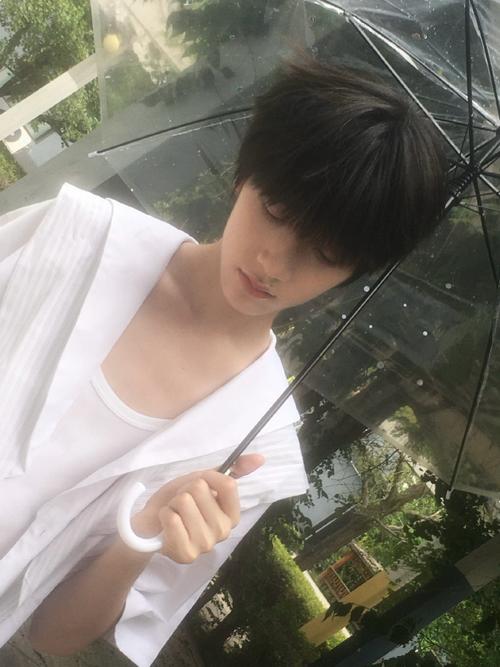 魏子宸撑伞照##魏子宸朦胧氛围感写真